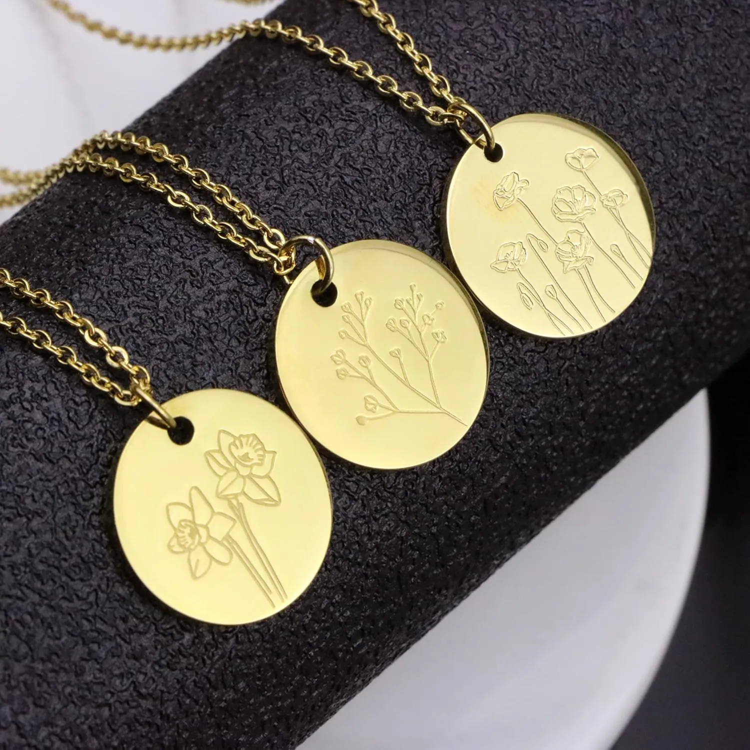 Birth Month Flower Pendant Necklace 18K Gold Plated Dainty Simple Month Birth Floral Disc Pendant Engrave Coin Necklace Minimalist Delicate Mom Daughter Gift for Her