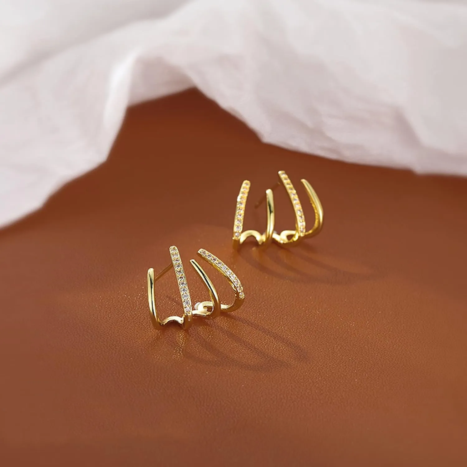 Claw Earring Cuff Zircon Needle Stud Ear Cuffs Gold Claw Earrings for Women Dainty Minimalist Huggie Ear Wrap Piercing Stud Earrings