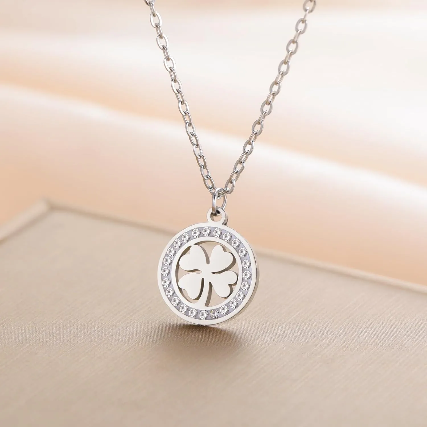 Dreamtimes Four Leaf Clover Necklace for Women Lucky Pendant Chain Necklace Four Leaf Clover Heart-shaped Pendant Necklace Fashion Stainless Steel Jewelry